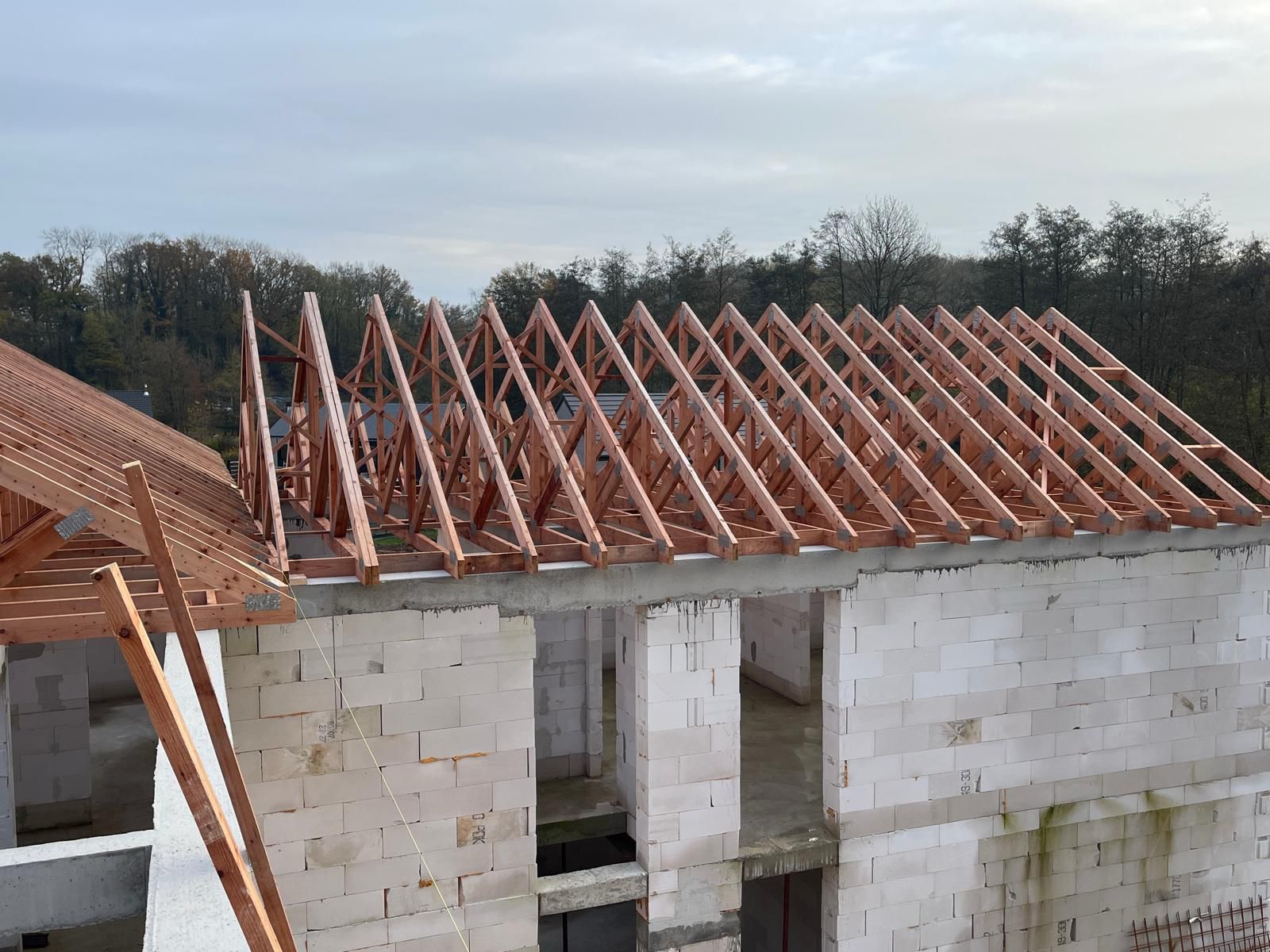 Maison avec une charpente en bois apparente au crépuscule