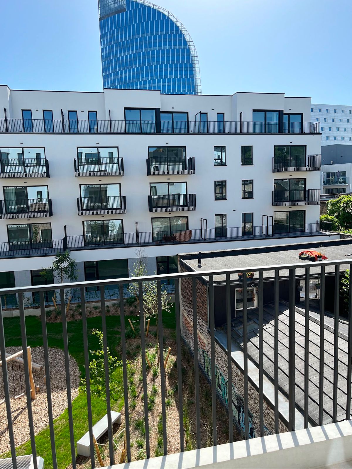 Façade moderne avec un crépi blanc lisse