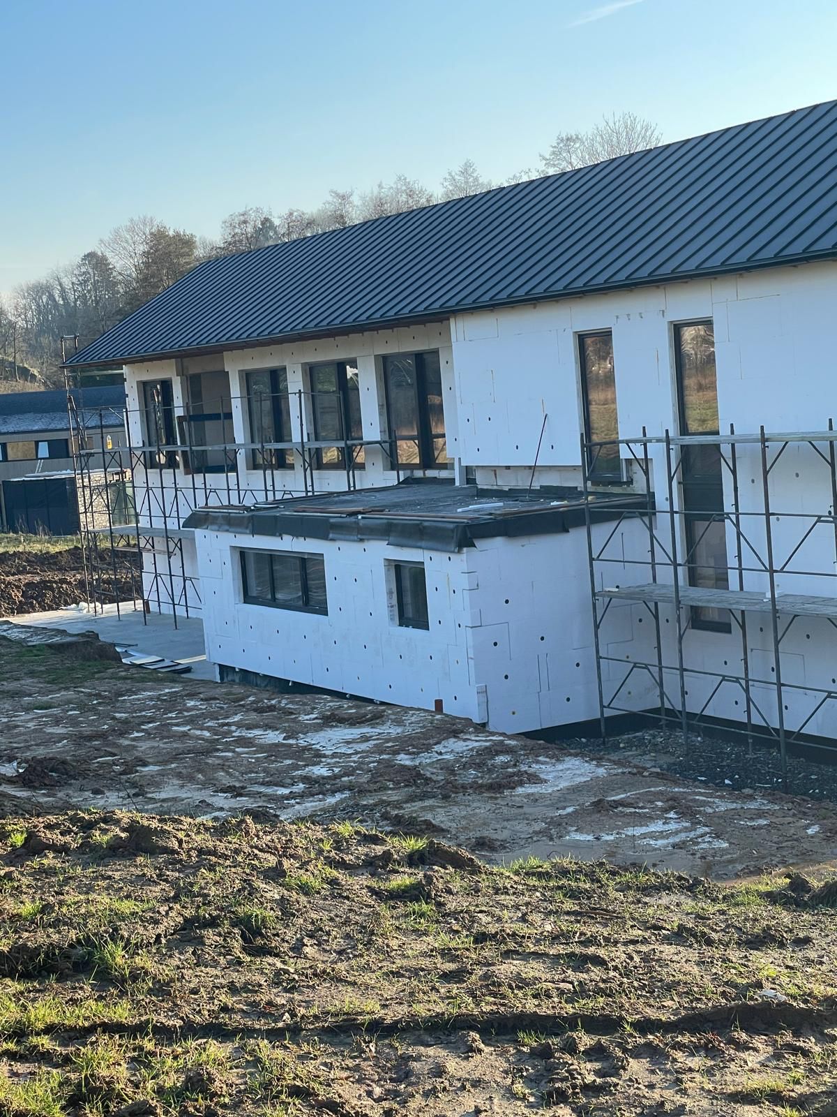 Villa avec une façade fraîchement isolée et crépie