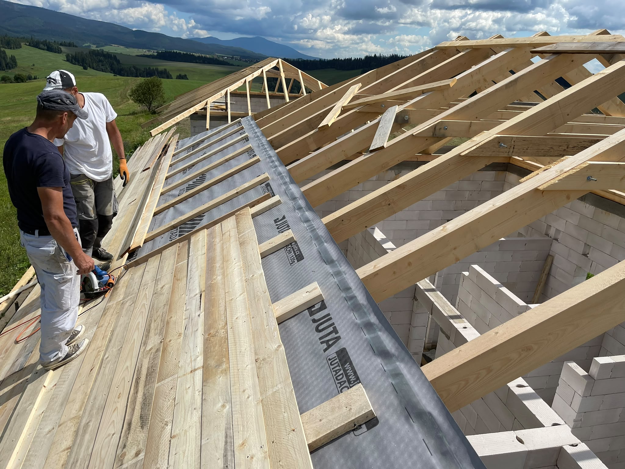 Les artisans d'ABC Projet Lux mesurant et posant des fenêtres