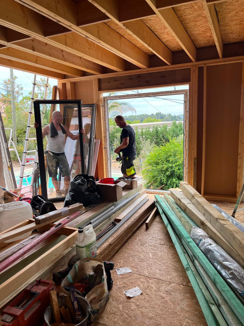 Les artisans d'ABC Projet Lux mesurant et posant des fenêtres