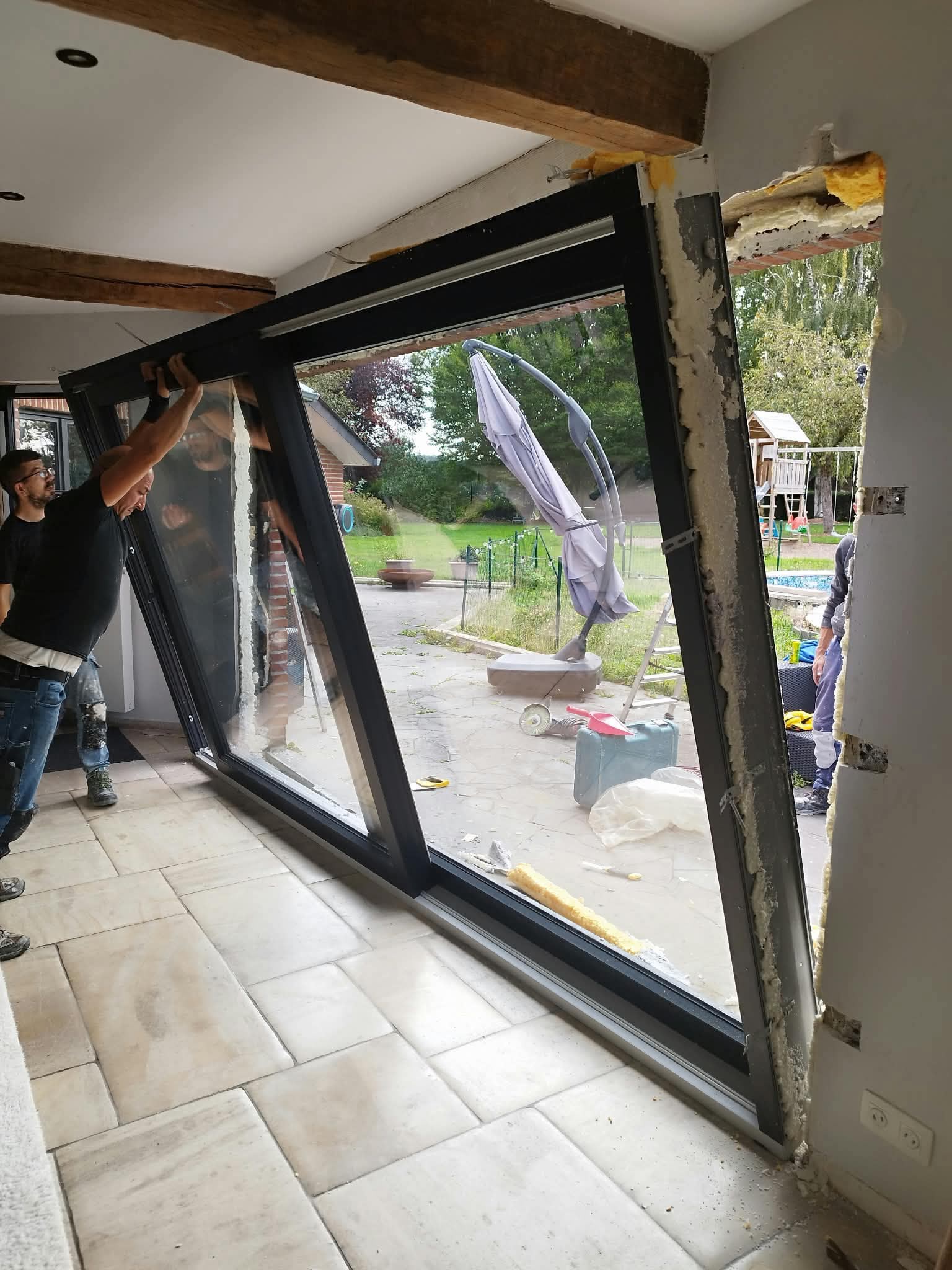 Les artisans d'ABC Projet Lux mesurant et posant des fenêtres