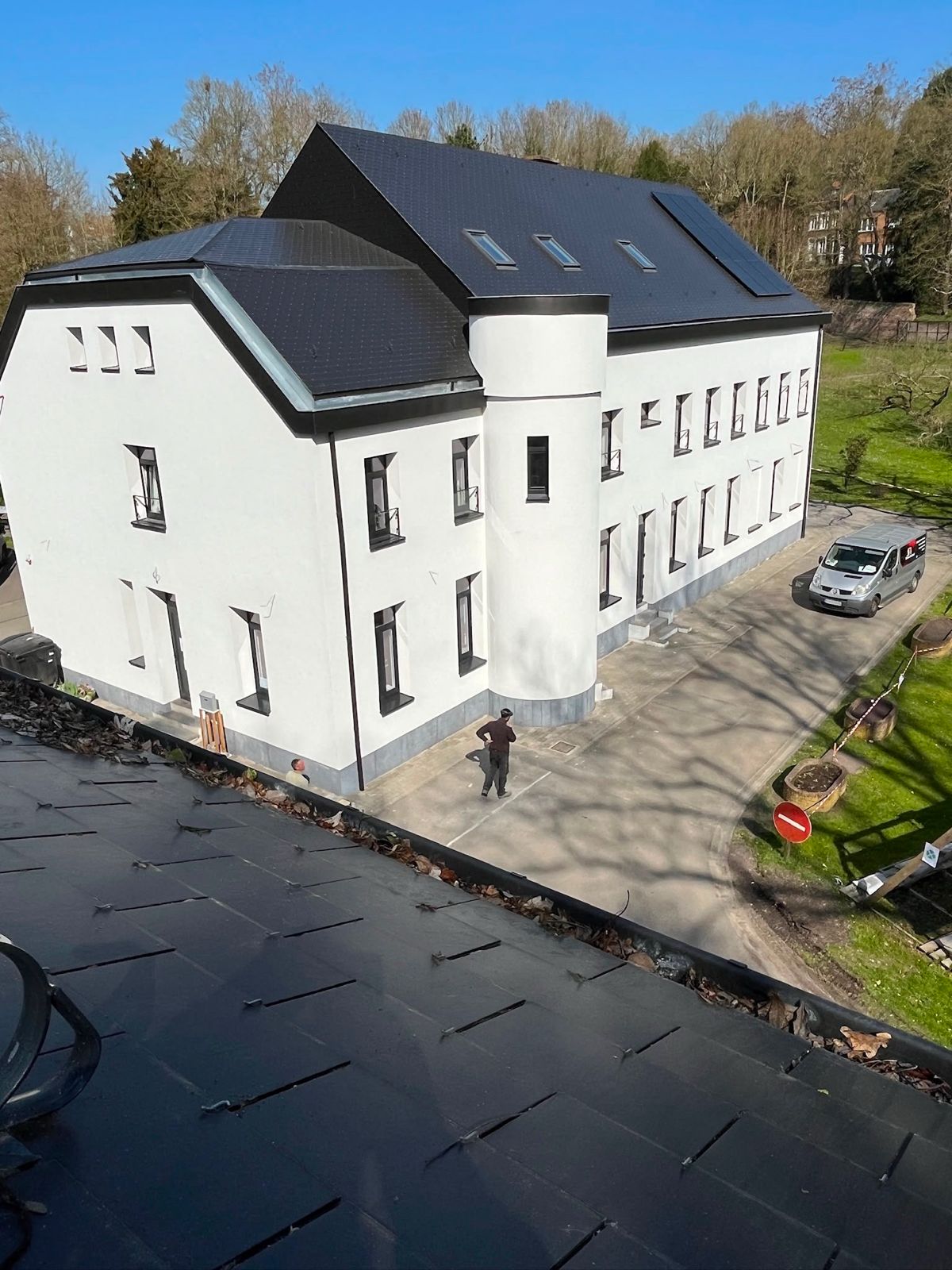 Maison contemporaine avec une toiture en ardoise foncée