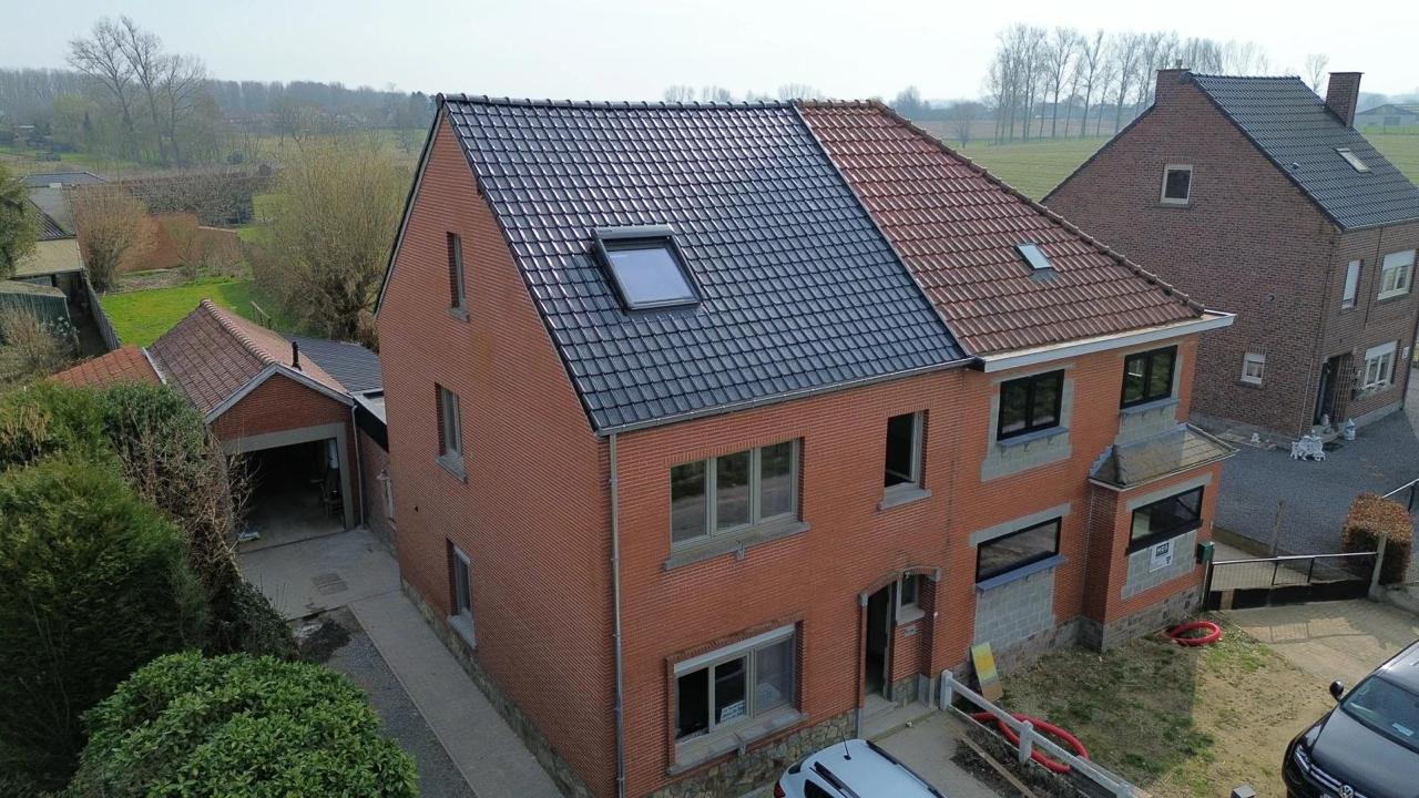 Villa avec une toiture en tuiles éclairée de nuit